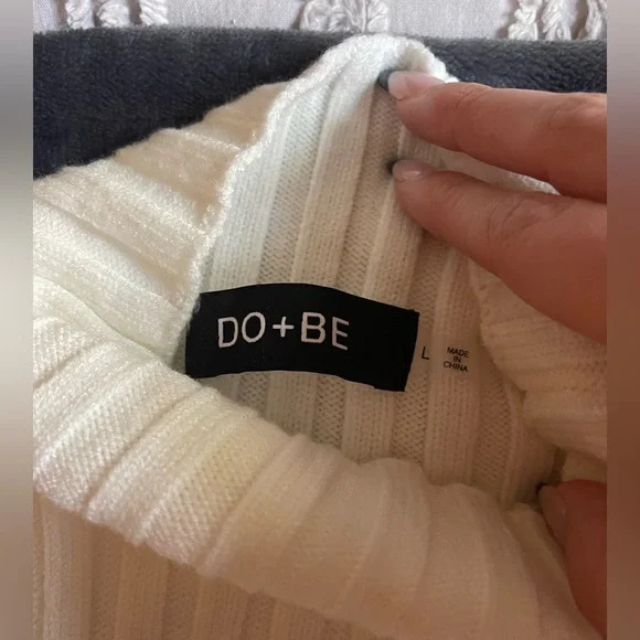 White sweater, from Julie’s boutique in a size large - Picture 4 of 4